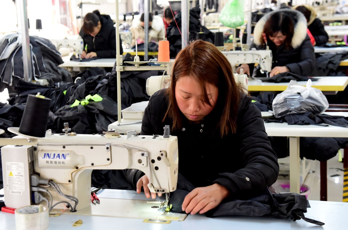 2月28日,工人在河南省汝阳县刘店镇一家服装厂扶贫车间工作.