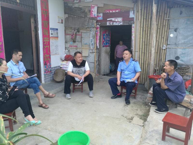 1.走访贫困户，宣传扶贫政策。