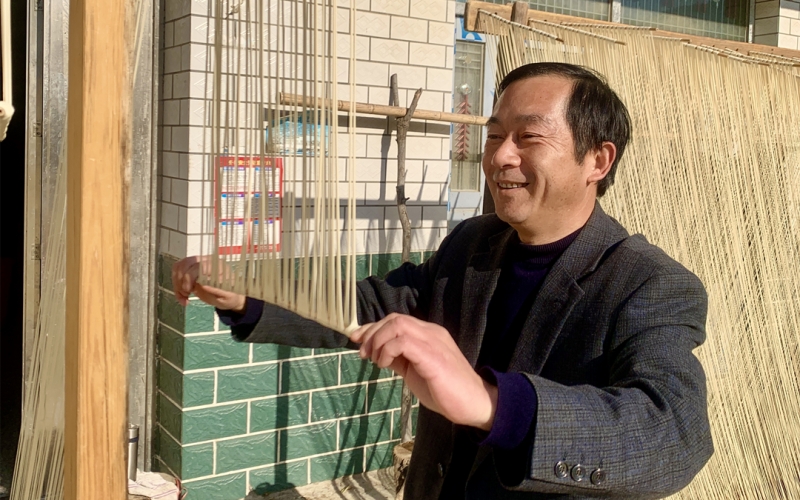 驻过路滩村第一书记柯研制作油面