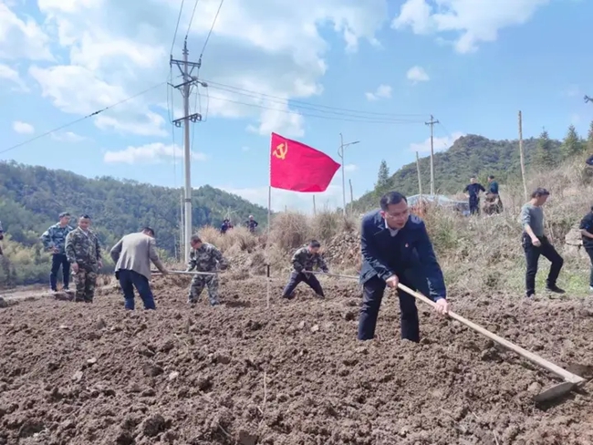 驻村第一书记陈建福在耕地。图片来源：周宁微党建