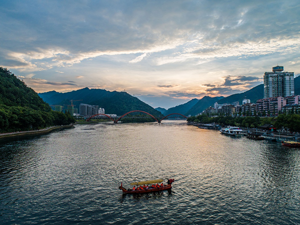 >> 正文 盛夏時節,清澈的新安江江水從浙江省建德市城區穿流