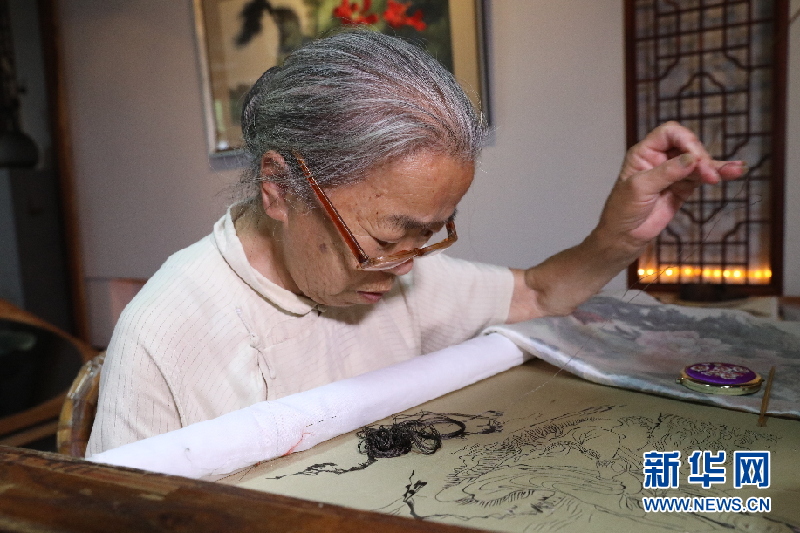 苏绣小镇里,80岁的老人做起刺绣一丝不苟.