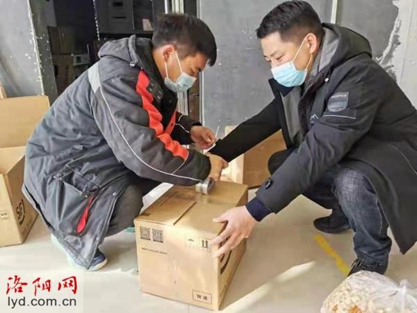 张秀乐和快递员在打包
