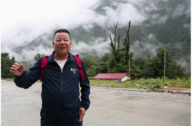 墨脱县地东村党支部书记第一书记高荣雅江上的领头雁