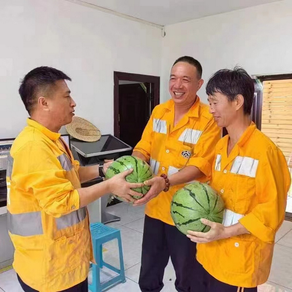 帮扶西瓜投递铁路一线职责主谈主员手中。