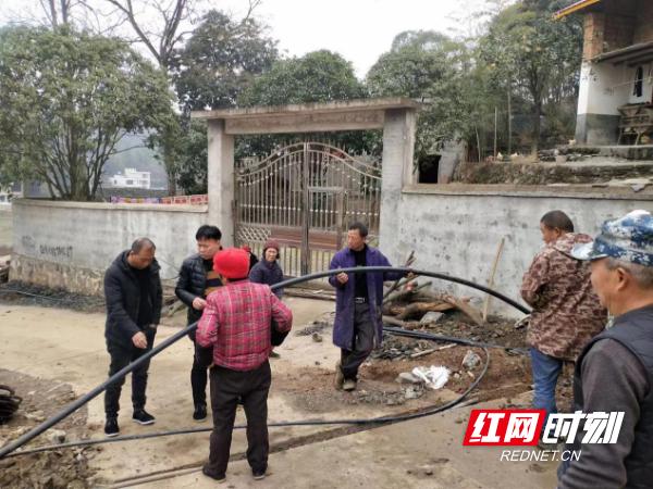 湖南新宁：驻村工作队为群众接通“甘泉”获好评