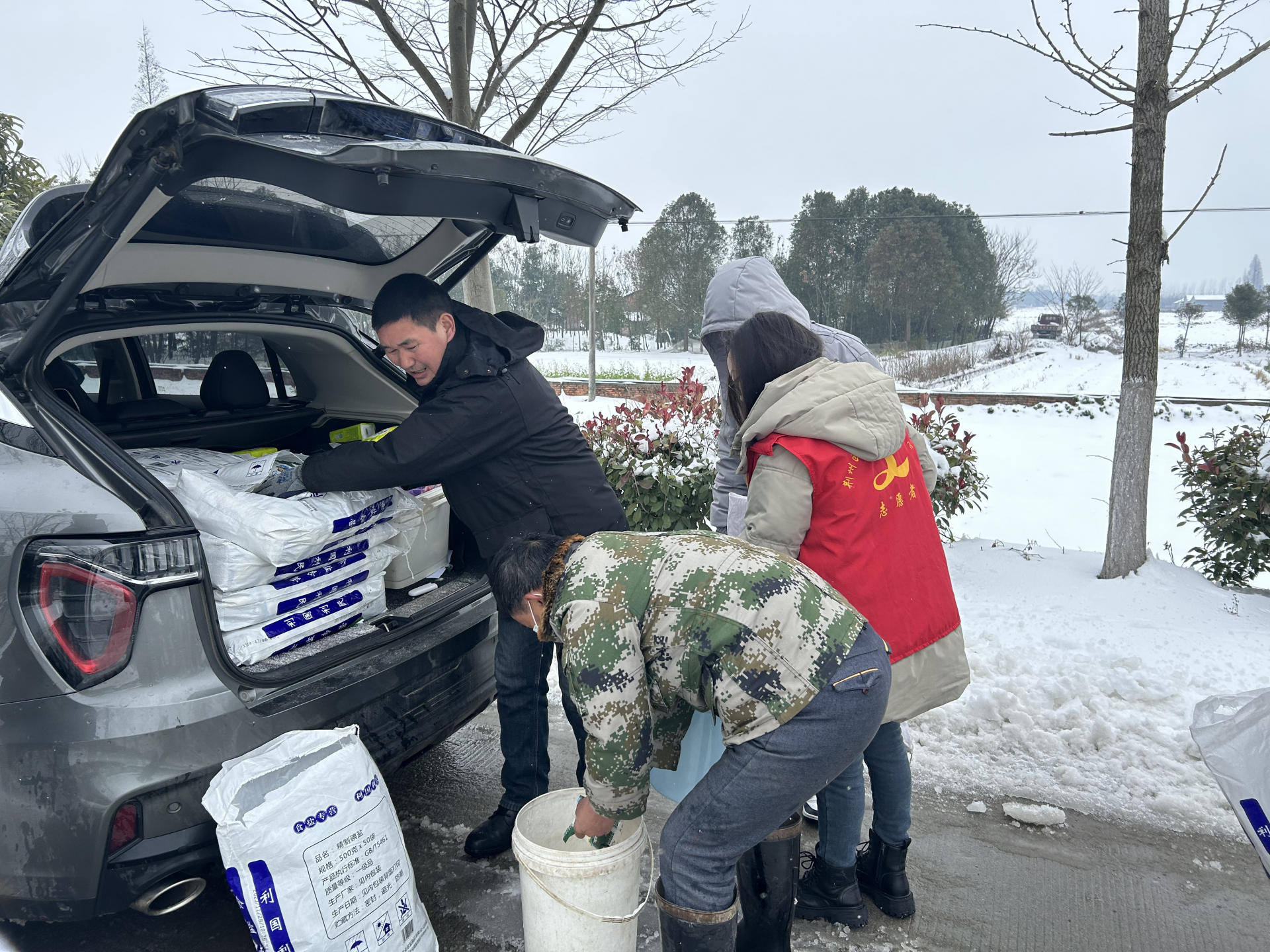 荆州市荆州区各驻村工作队铲雪除冰 送食品救助滞留司乘