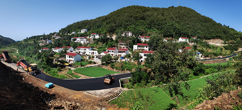 核桃树垭村农路黑化施工现场。张怀忠摄