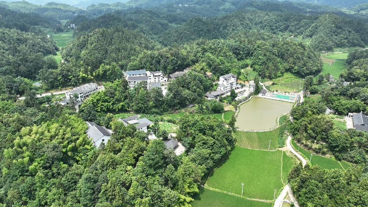 宽阔红河村航拍 李前勇摄