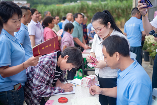 板銮村合作社股民签字领取分红。李天一摄