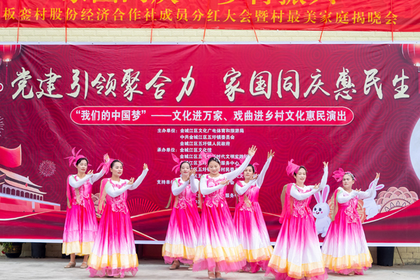 舞蹈表演《花开中国》。李天一摄
