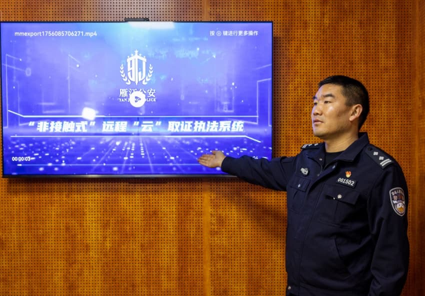刘定伟正在讲解远程云取证系统。资阳市公安局供图