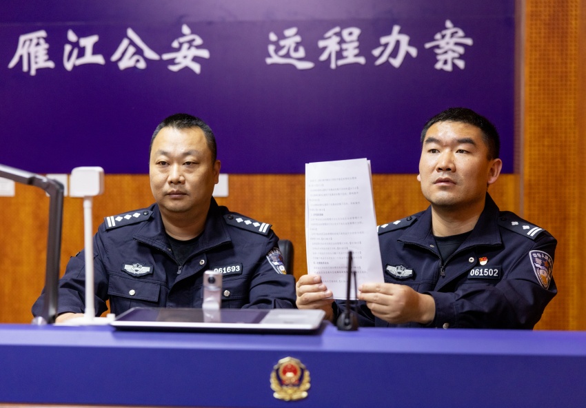 刘定伟和战友运用远程云取证系统向证人出示证据。资阳市公安局供图