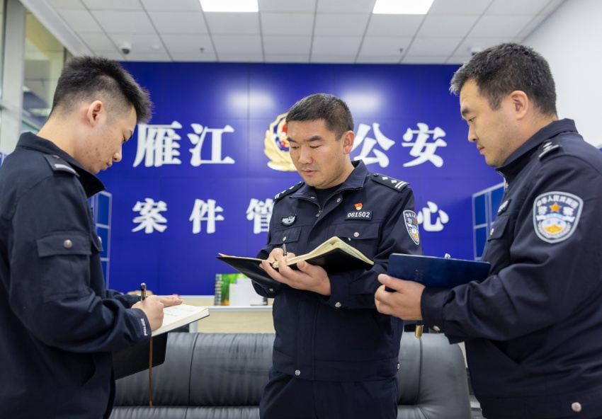 刘定伟正在案管中心研究执法监督工作。资阳市公安局供图