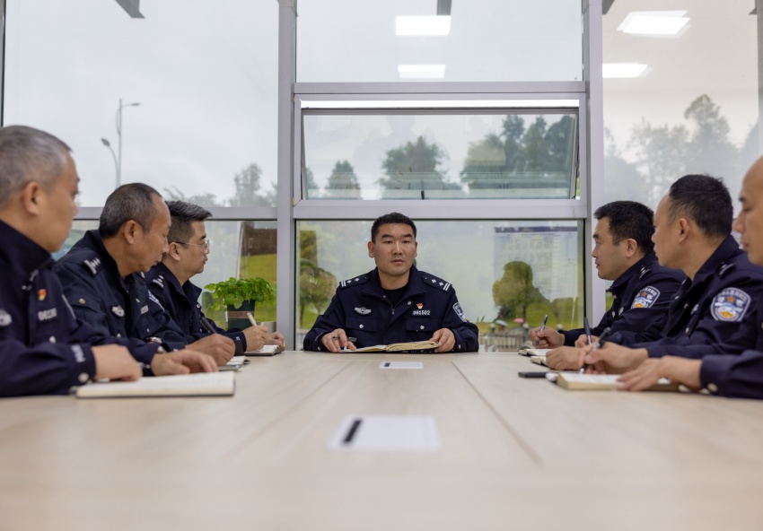 刘定伟正在组织每日案件讨论。资阳市公安局供图