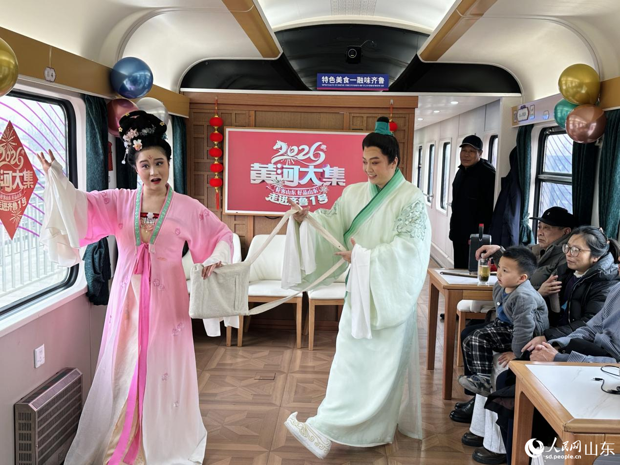 1月29日，非遗渔鼓戏在“齐鲁1号”车厢内精彩上演。人民网记者 乔姝摄