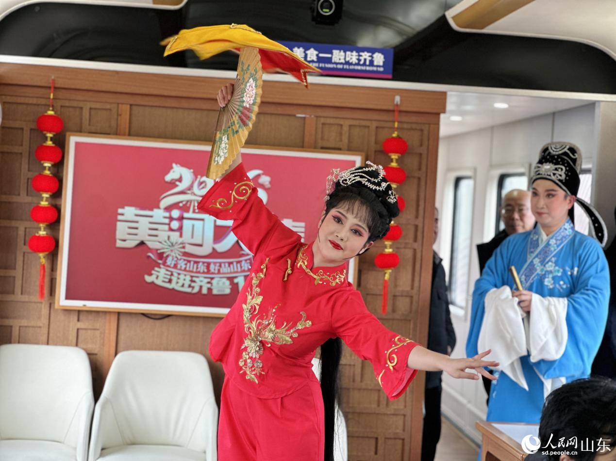 1月29日，非遗渔鼓戏在“齐鲁1号”车厢内精彩上演。人民网记者 乔姝摄