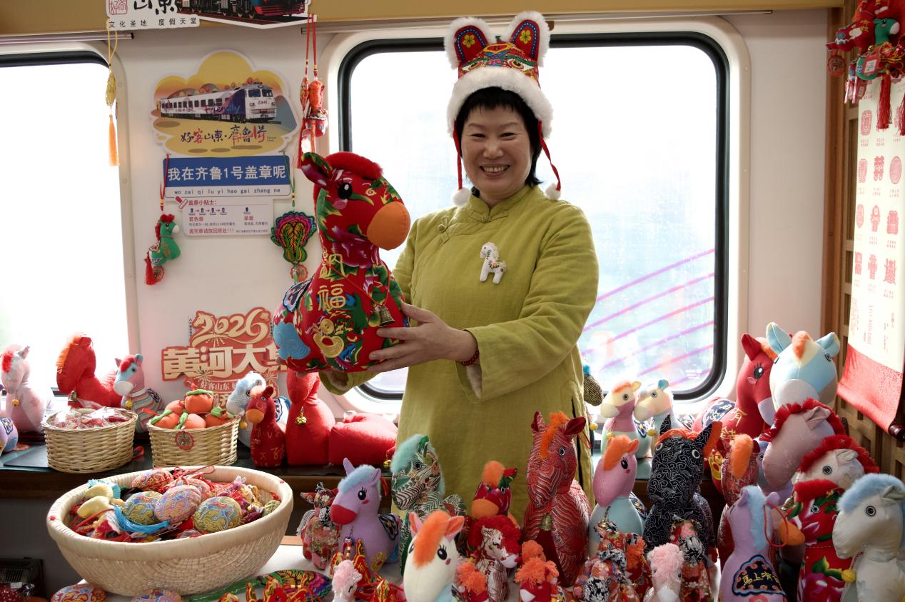1月29日，“齐鲁1号·黄河大集”主题车厢展示以非遗老粗布制作而成的香囊、布偶等手工艺品。王瑾瑄摄