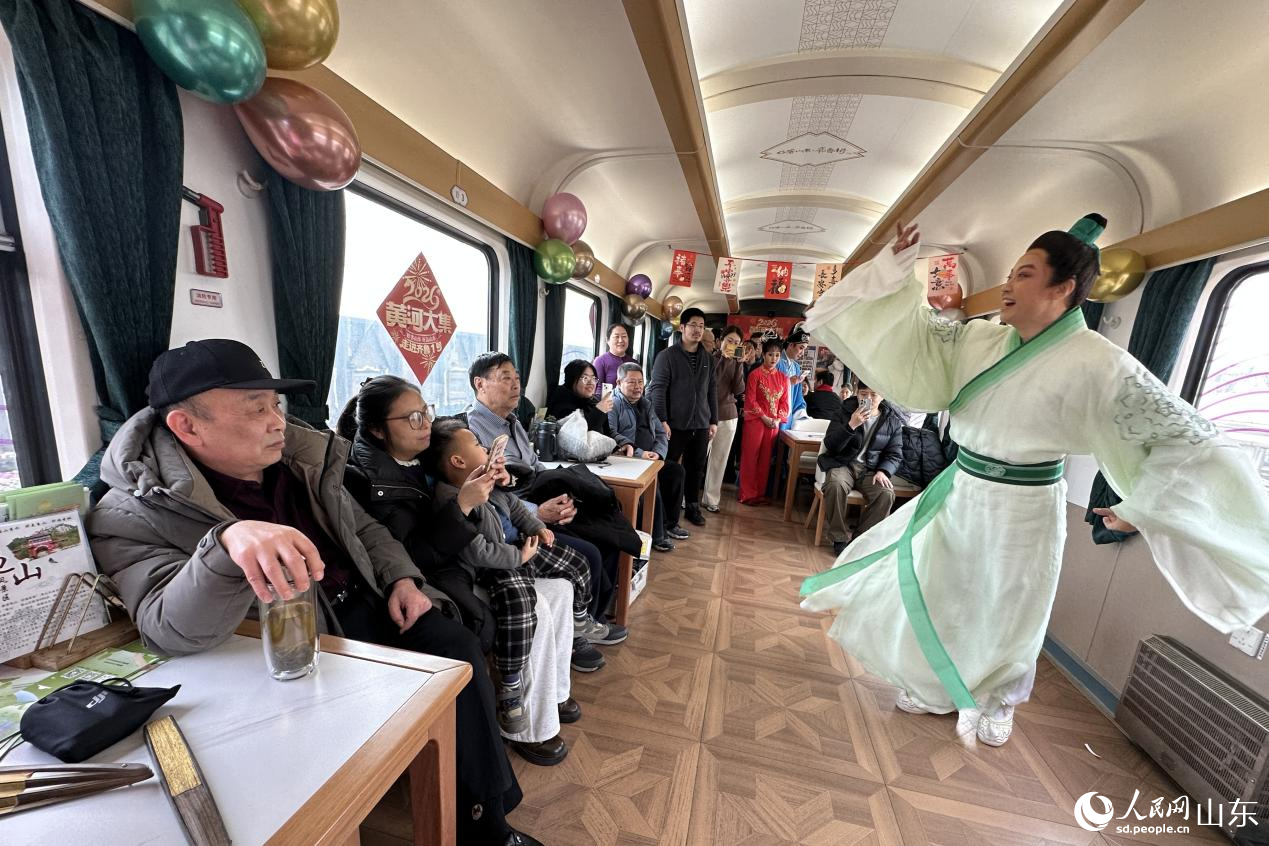 1月29日，非遗渔鼓戏在“齐鲁1号”车厢内精彩上演。人民网记者 乔姝摄