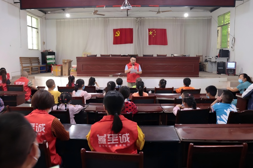 安岳烟草志愿服务队向留守儿童开展安全教育。安岳县烟草专卖局供图