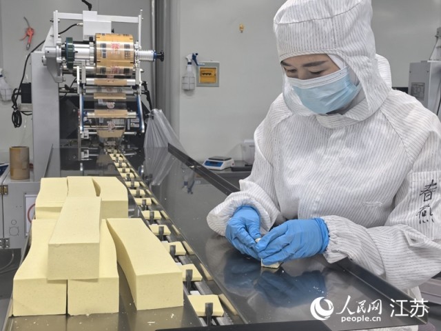 江苏欧尼亚（李八味）食品有限公司生产车间内，阜宁大糕走下生产线。人民网 崔小倩摄