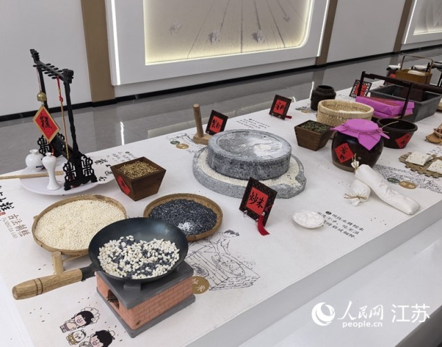 阜宁大糕非遗工坊体验区的展示台。人民网 崔小倩摄
